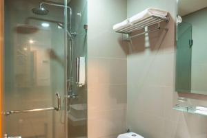 Kopalnica v nastanitvi Ramada by Wyndham Serpong