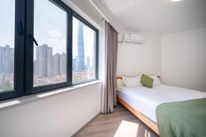 Postel nebo postele na pokoji v ubytování Today Aparthotel West Lujiazui Shanghai