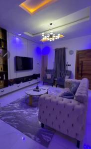 Μια τηλεόραση ή/και κέντρο ψυχαγωγίας στο Raruis Home in LBS Lekki