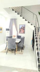 Χώρος καθιστικού στο Raruis Home in LBS Lekki +5 φωτογραφίες