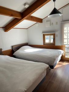 A private inn where you can relax in nature and enjoy with groups of up to 14 people客房内的一张或多张床位