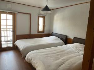 A private inn where you can relax in nature and enjoy with groups of up to 14 people客房内的一张或多张床位