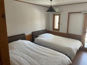 A private inn where you can relax in nature and enjoy with groups of up to 14 people客房内的一张或多张床位