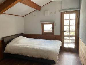 A private inn where you can relax in nature and enjoy with groups of up to 14 people客房内的一张或多张床位