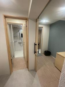 上山市A private inn where you can relax in nature and enjoy with groups of up to 14 people的门旁带步入式淋浴间的浴室