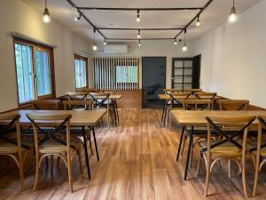 A private inn where you can relax in nature and enjoy with groups of up to 14 people餐厅或其他用餐的地方