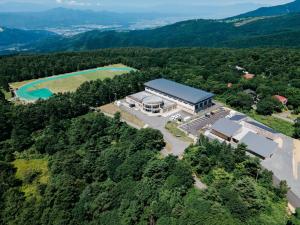 上山市A private inn where you can relax in nature and enjoy with groups of up to 14 people的树林中建筑物的空中景观