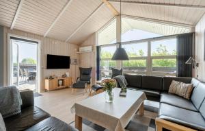 TV/trung tâm giải trí tại Five-Bedroom Holiday Home Tarm With A Fireplace 03