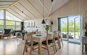 Khu vực ghế ngồi tại Five-Bedroom Holiday Home Tarm With A Fireplace 03