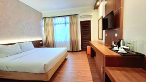 Giường trong phòng chung tại MMUGM Hotel
