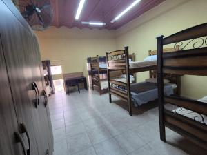 Letto o letti a castello in una camera di Patagonia Hostel