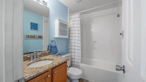 Ένα μπάνιο στο *2br OCEANFRONT RETREAT*KING Ensuite*Pool*NMB Cherry Grove*Pc4