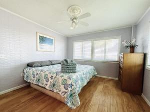 ein Schlafzimmer mit einem Bett und einem Deckenventilator in der Unterkunft OCEANFRONT HOUSE ON THE SAND 2 Kings 4br 4ba 1st Floor of Triplex SLEEP 12 PGP1 in Myrtle Beach