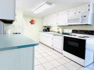 Η κουζίνα ή μικρή κουζίνα στο OCEANFRONT HOUSE ON THE SAND 2 Kings 4br 4ba 2nd Floor of Triplex SLEEP 12 PGP2