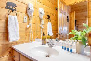 Ένα μπάνιο στο Morven by AvantStay Secluded w Mountain Views +82 φωτογραφίες