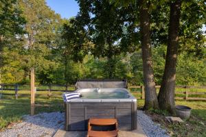 Κήπος έξω από το Amber Cabin by AvantStay Cozy Mountain Retreat +4 φωτογραφίες