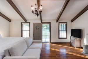 Μια τηλεόραση ή/και κέντρο ψυχαγωγίας στο Amber Cabin by AvantStay Cozy Mountain Retreat