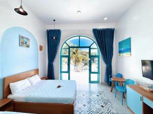 Postel nebo postele na pokoji v ubytování Santorini Villa Cam Ranh + 37 fotografií