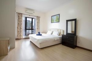 ein Schlafzimmer mit einem Bett, einer Kommode und einem Spiegel in der Unterkunft Marina Court Yr 1st Choice Family Aparment-Stay And Get Cash Rebate in Kota Kinabalu + 32 Fotos