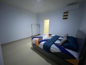 a bedroom with a bed in a white room at Djanuraga House 6 in Darmasaba