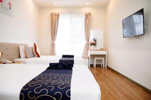 Postel nebo postele na pokoji v ubytování Saigon's Book Da Lat Hotel