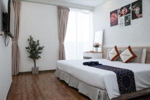 Postel nebo postele na pokoji v ubytování Saigon's Book Da Lat Hotel