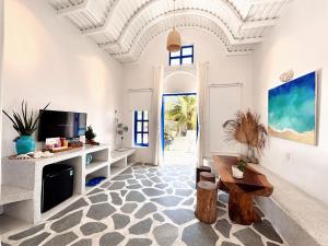 TV a/nebo společenská místnost v ubytování Santorini Villa Cam Ranh