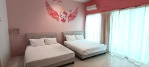 Postel nebo postele na pokoji v ubytování Ipoh Meru Animation Homestay by Grab A Stay