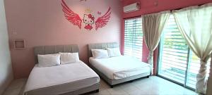 Postel nebo postele na pokoji v ubytování Ipoh Meru Animation Homestay by Grab A Stay