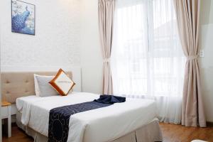 Postel nebo postele na pokoji v ubytování Saigon's Book Da Lat Hotel