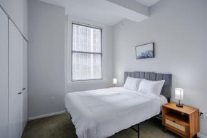 Кровать или кровати в номере CozySuites Sky Central #10