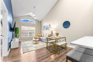 Ліжко або ліжка в номері Modern Haven in the Heart of Dallas +13 фото