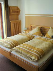 two beds sitting next to each other in a bedroom at Gästehaus Schneeberger in Matrei in Osttirol