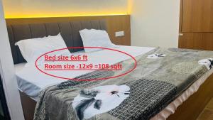 Ένα ή περισσότερα κρεβάτια σε δωμάτιο στο Mahashivaya Guest House +4 φωτογραφίες