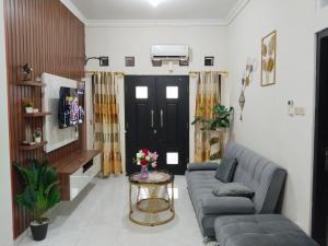 TV a/nebo společenská místnost v ubytování Homestay Jogja 999