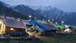 KedārnāthKedarnath Nandi Base Camp的一组以山为背景的帐篷