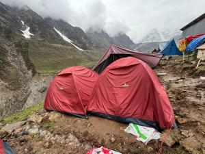 KedārnāthKedarnath Nandi Base Camp的山腰上搭起的一组帐篷
