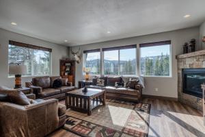 Χώρος καθιστικού στο The Trailblazer - Luxe Ski-In Ski-Out on Whitefish Mountain