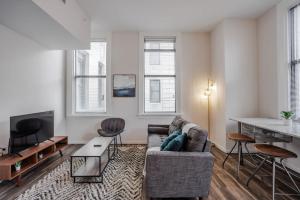 TV a/nebo společenská místnost v ubytování CozySuites Sky Central #16