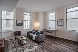 Posezení v ubytování CozySuites Sky Central #16