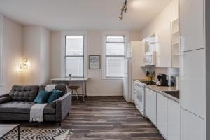 Kuchyň nebo kuchyňský kout v ubytování CozySuites Sky Central #16 + 17 fotografií