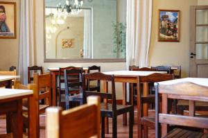 a dining room with tables and chairs and a mirror at Hotel de la Linda in Salta +21 photos