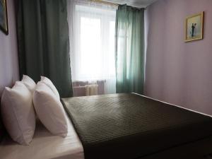 モスクワにあるInnDays on Sportivnayaのベッドルーム1室(枕付きのベッド1台、窓付)