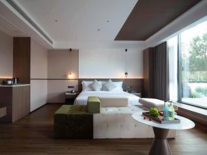 Katil atau katil-katil dalam bilik di Zhangjiajie Four Seasons Resort Riverside