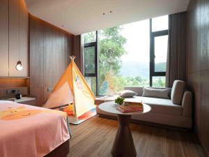 Katil atau katil-katil dalam bilik di Zhangjiajie Four Seasons Resort Riverside