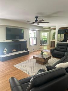 Χώρος καθιστικού στο Spacious 5 bedroom house in charming Stone Mountain