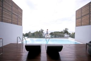 Bazén v ubytování Veranda Pool Villas & Suite nebo v jeho okolí
