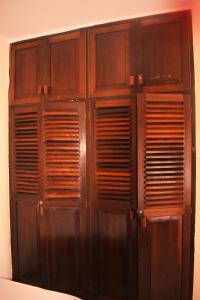 un armario de madera con persianas de madera en la pared en One Bedroom with 3 beds can sleep 4, en Mombasa 10 fotos más