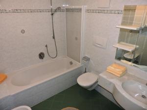 アンテルセルヴァ・ディ・メッツォにあるKühlerhofのバスルーム(バスタブ、トイレ、シンク付)