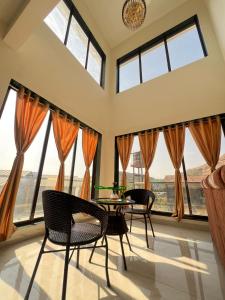 Posezení v ubytování Mountain Gaze Villa - The Dream Stays ll 4 Ac rooms ll Big Pvt Pool ll Hill View + 49 fotografií